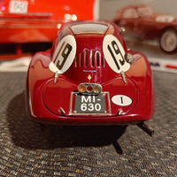 Voiture miniature CMC à l'échelle 1/18