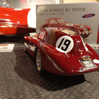 Voiture miniature CMC à l'échelle 1/18