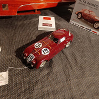 Voiture miniature CMC à l'échelle 1/18