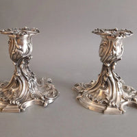 Paire de bougeoirs en argent massif