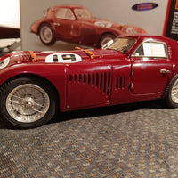 Voiture miniature CMC à l'échelle 1/18