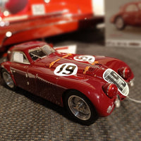 Voiture miniature CMC à l'échelle 1/18