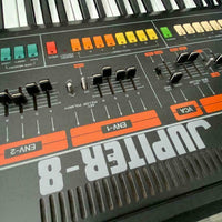 Synthétiseur Roland Jupiter 8