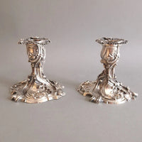 Paire de bougeoirs en argent massif